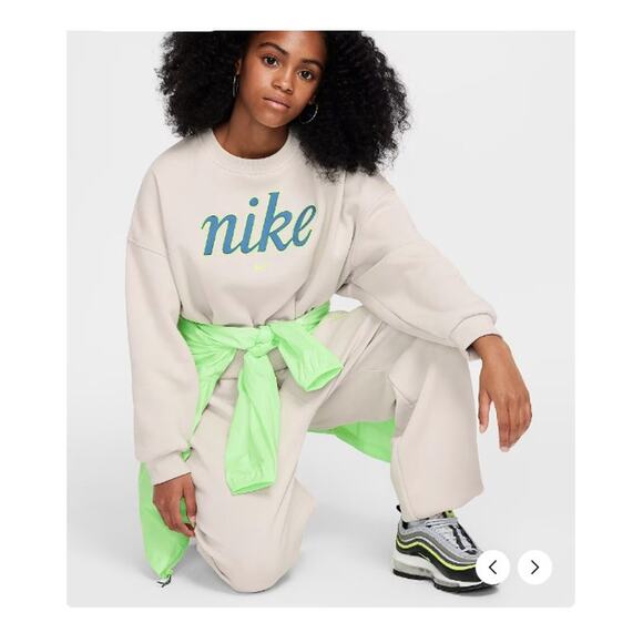 Nike Sportswear Club Fleece Girl's Boxy Crewneck Sweatshirt Size Small Sporty - Picture 12 of 12